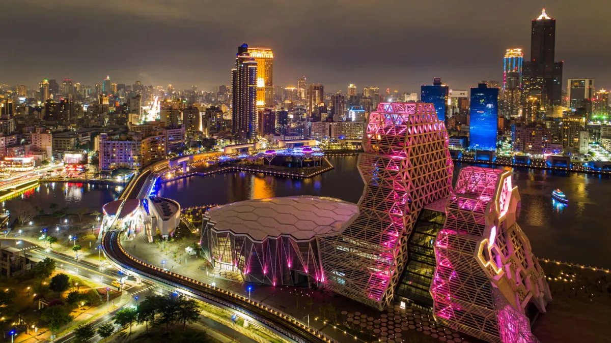 高雄越夜越美麗、越夜越好玩,各式燈光為城市添上漂亮的夜妝。(圖/高市觀光局提供)
