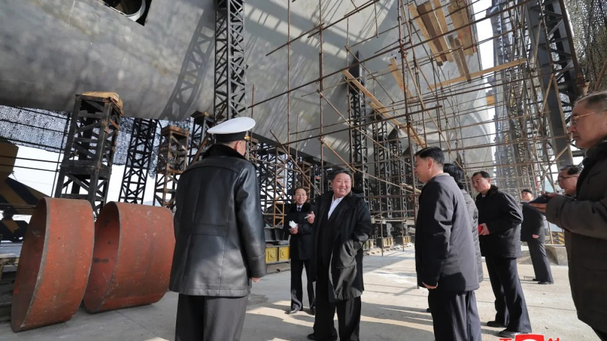 2025年3月8日,金正恩在朝鮮勞動黨中央委員會書記趙春龍,朝鮮人民軍海軍司令、海軍大將金明食等人的陪同下視察造船廠。(朝鮮中央社)