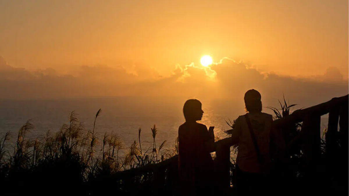 與那國島最西處的西崎燈塔,以夕陽美景聞名(圖片來源:財團法人沖繩觀光會議局https://www.visitokinawa.jp/)
