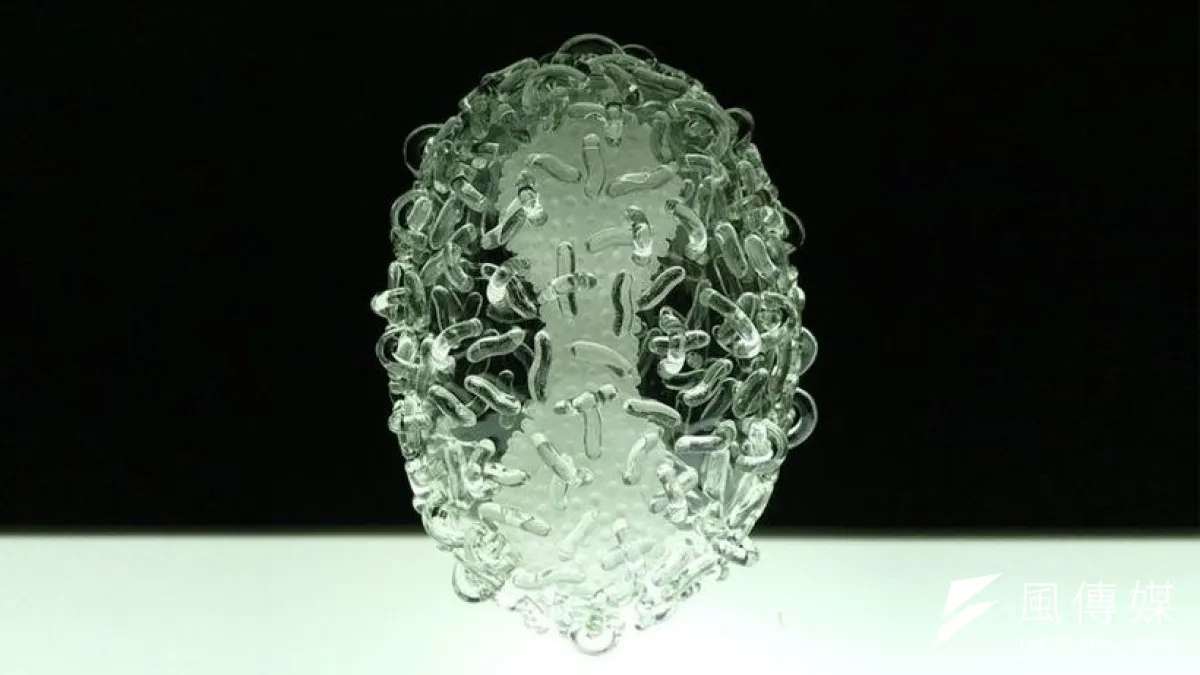 天花病毒的玻璃雕塑(取自Quartz)