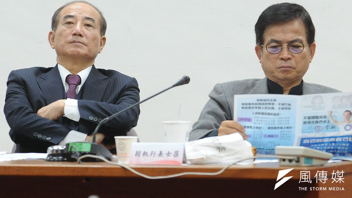 中國國民黨立法院黨團第九屆第一會期第5次黨團大會,黨主席補選人李新發表言論時,王金平和賴士葆面露不耐之色。(林俊耀攝) 中國國民黨立法院黨團第九屆第一會期第5次黨團大會,黨主席補選人李新發表言論時,王金平和賴士葆面露不耐之色。(林俊耀攝)