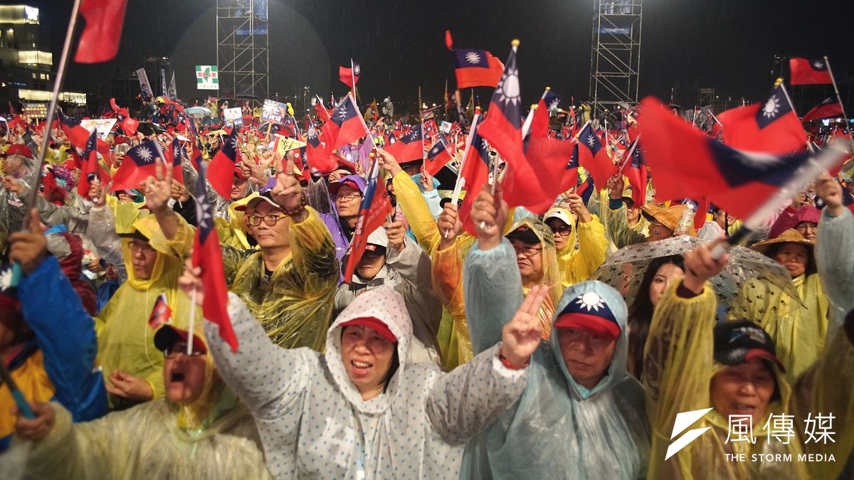 圖為國民黨總統參選人韓國瑜陣營舉行「 國政領航、台灣富強,大台中勝選晚會」,大雨之下民眾踴躍出席。(盧逸峰攝) 圖為國民黨總統參選人韓國瑜陣營舉行「 國政領航、台灣富強,大台中勝選晚會」,大雨之下民眾踴躍出席。(盧逸峰攝)