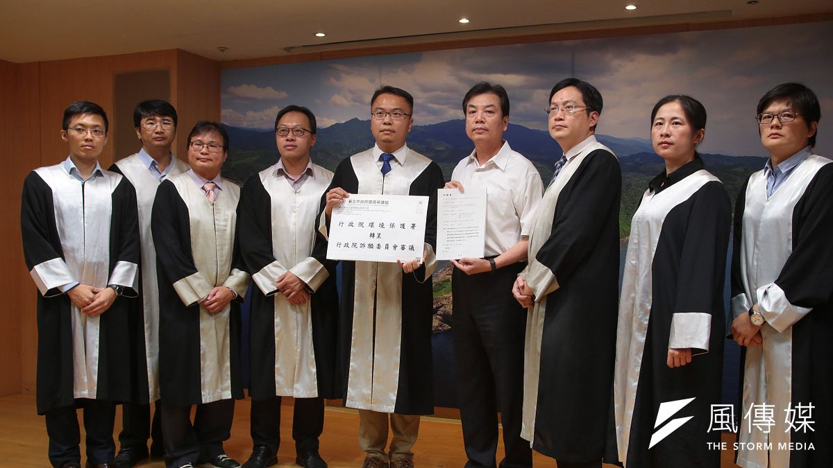 20180718-新北市環保局長劉和然及訴願律師團18日召開「深澳燃煤電廠環差案訴願記者會」。(顏麟宇攝) 20180718-新北市環保局長劉和然及訴願律師團18日召開「深澳燃煤電廠環差案訴願記者會」。(顏麟宇攝)