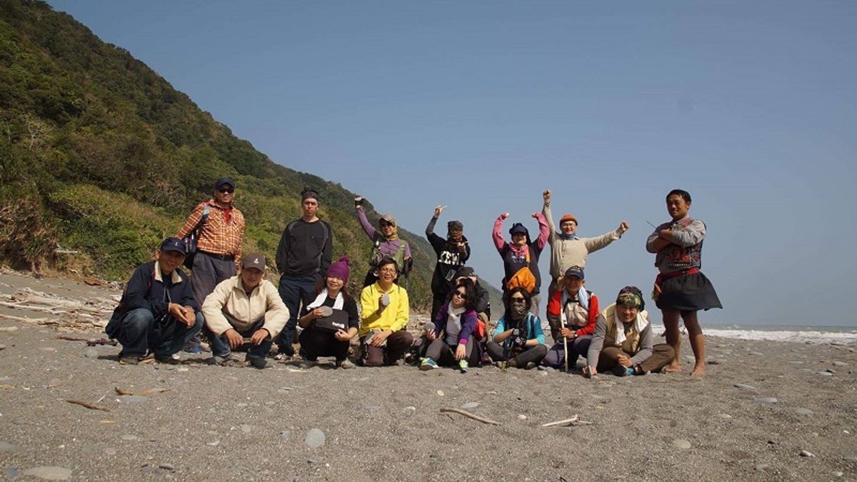 走台灣路,看民主之所在;讀台灣人,看民主之所來。圖為剛進阿朗壹一群人還算中規中矩的合影。(寇延丁提供) 走台灣路,看民主之所在;讀台灣人,看民主之所來。圖為剛進阿朗壹一群人還算中規中矩的合影。(寇延丁提供)