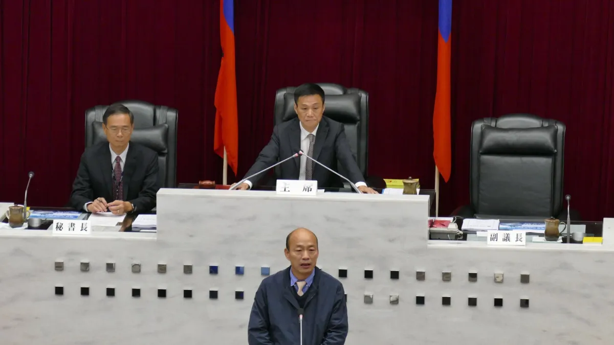 高雄市長韓國瑜18日到市議會備詢,市議員陳麗娜質詢結束後,議長許崑源(中)卻突談起高雄財政狀況,甚至為韓國瑜下指導棋。(取自用心打拼許崑源臉書)