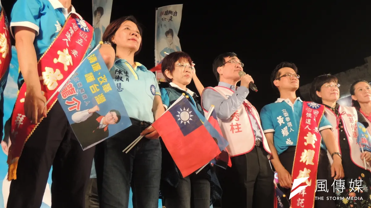 國民黨總統參選人洪秀柱今(11)晚在台南市封街舉辦總統立委聯合造勢晚會,現場4000多名支持者大力揮旗「挺柱」。(周怡孜攝)