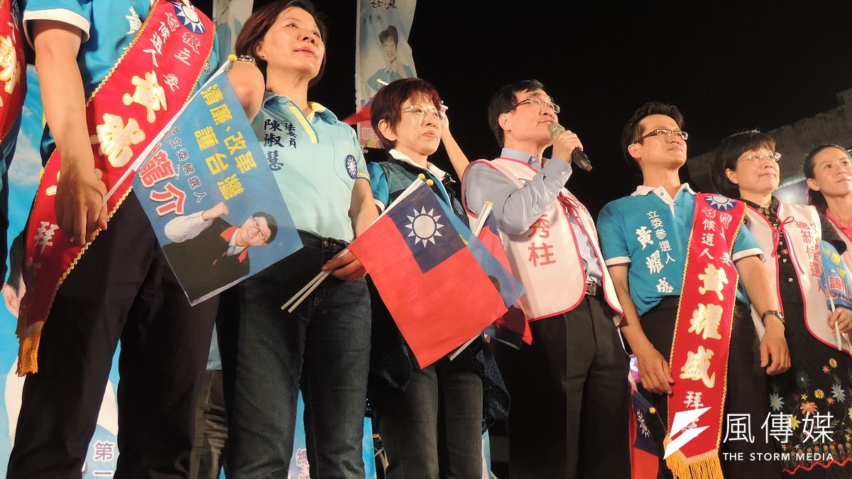 國民黨總統參選人洪秀柱今(11)晚在台南市封街舉辦總統立委聯合造勢晚會,現場4000多名支持者大力揮旗「挺柱」。(周怡孜攝) 國民黨總統參選人洪秀柱今(11)晚在台南市封街舉辦總統立委聯合造勢晚會,現場4000多名支持者大力揮旗「挺柱」。(周怡孜攝)