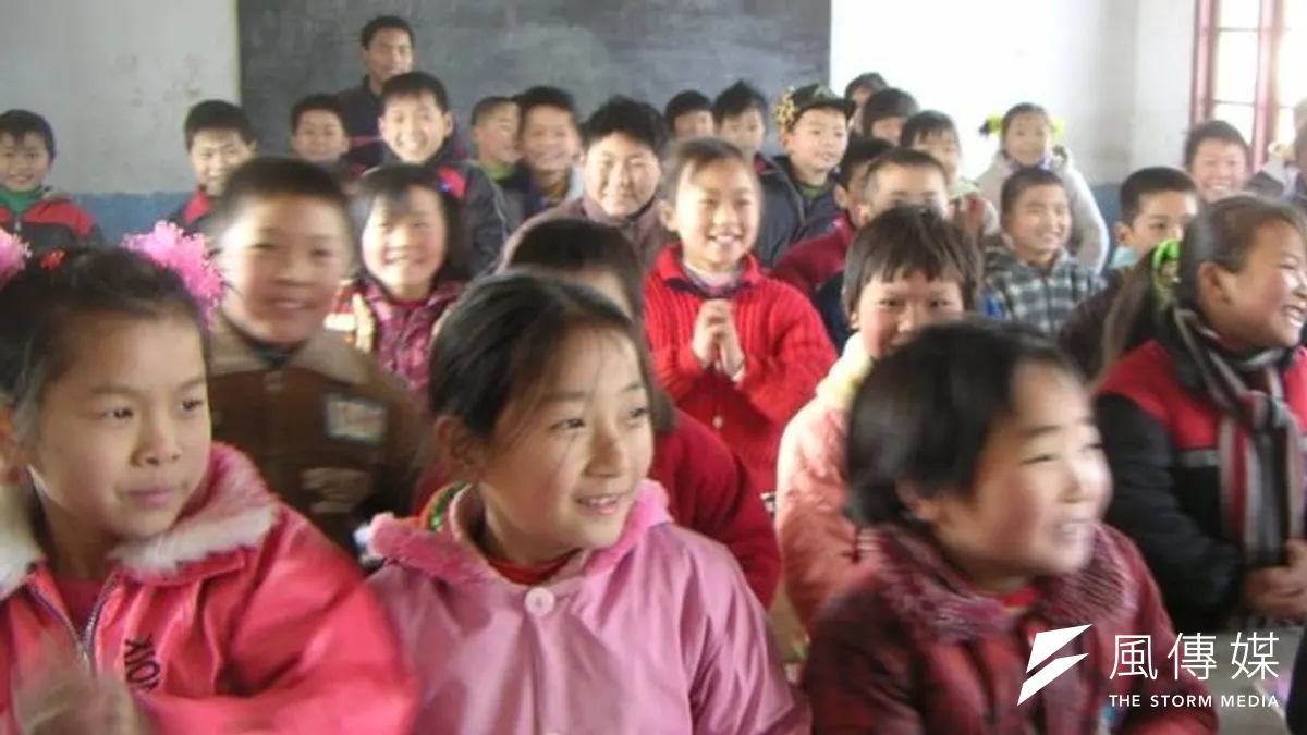 負責PISA的教育專家前往中國偏鄉小學,看到他們在稀缺資源下的努力奮發。(取自網路)