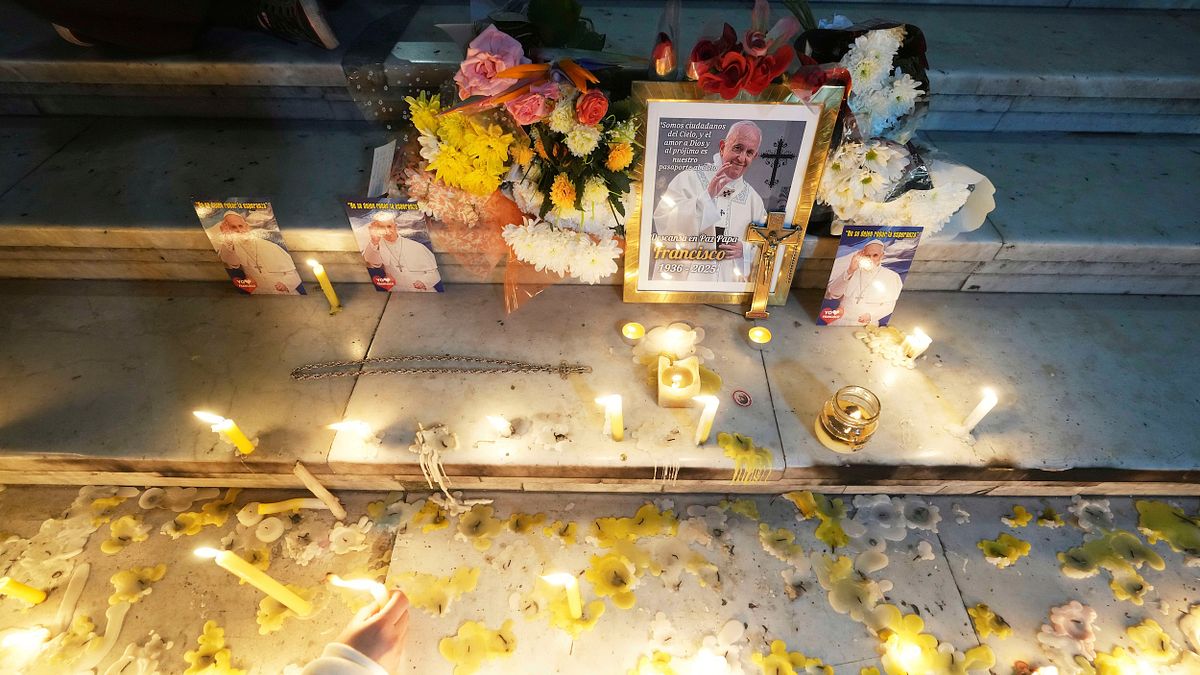 2025年4月21日,阿根廷的天主教徒在布宜諾斯艾利斯大教堂外為已故教宗方濟各點燃蠟燭。(美聯社) 2025年4月21日,阿根廷的天主教徒在布宜諾斯艾利斯大教堂外為已故教宗方濟各點燃蠟燭。(美聯社)
