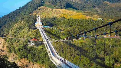 以夕陽、晚霞和雲海聞名的「太平雲梯」,是許多民眾的選擇。(圖/嘉義縣政府提供)