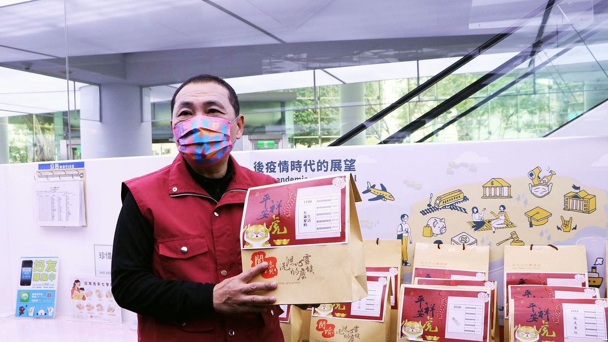 市長侯友宜鼓勵大家多利用圖書館的「閱讀便利包」服務,保持積極正面的態度,一起面對疫情。(圖/新北市立圖書館提供) 市長侯友宜鼓勵大家多利用圖書館的「閱讀便利包」服務,保持積極正面的態度,一起面對疫情。(圖/新北市立圖書館提供)