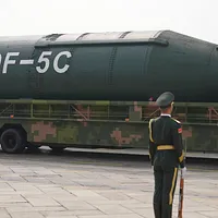 中国は9月3日、北京・天安門で盛大な軍事パレードを実施し、地上配備型大陸間弾道ミサイル「東風5C(DF-5C)」を公開した。同ミサイルは最大10基の核弾頭を搭載可能とされる。(写真/AP通信提供) 中国は9月3日、北京・天安門で盛大な軍事パレードを実施し、地上配備型大陸間弾道ミサイル「東風5C(DF-5C)」を公開した。同ミサイルは最大10基の核弾頭を搭載可能とされる。(写真/AP通信提供)