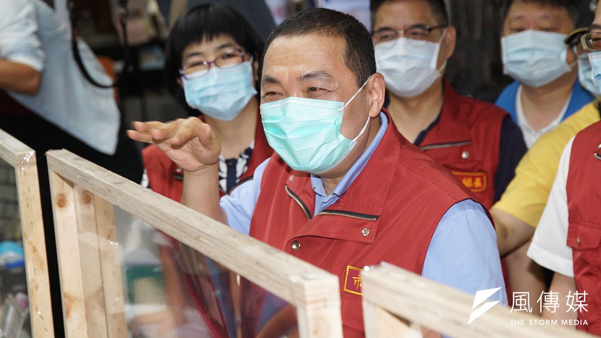 新北市長侯友宜(見圖)今(17)日被問及陳時中、顧立雄角逐新北市長的看法,僅淡定地回答「喔,這樣喔。」(盧逸峰攝) 新北市長侯友宜(見圖)今(17)日被問及陳時中、顧立雄角逐新北市長的看法,僅淡定地回答「喔,這樣喔。」(盧逸峰攝)