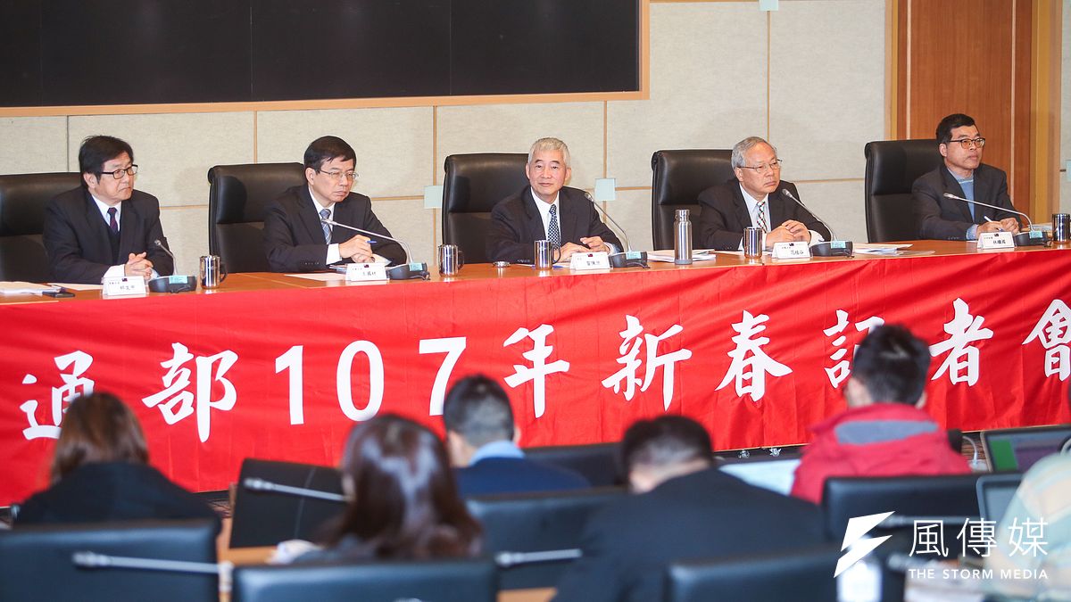 交通部107年新春記者會,(左起)常次祁文中、政次王國材、部長賀陳旦、政次范植谷、主秘林繼國。(陳明仁攝) 交通部107年新春記者會,(左起)常次祁文中、政次王國材、部長賀陳旦、政次范植谷、主秘林繼國。(陳明仁攝)