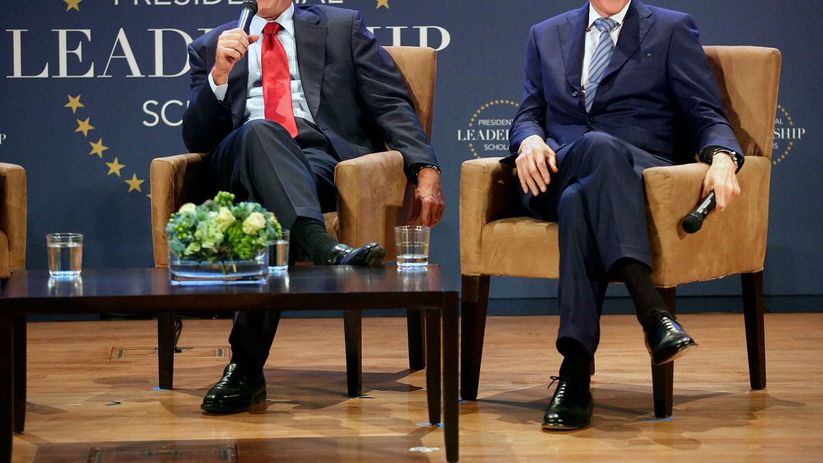 柯林頓(右)與布希(左)9日聯袂出席總統領導課程活動。(美聯社) 柯林頓(右)與布希(左)9日聯袂出席總統領導課程活動。(美聯社)