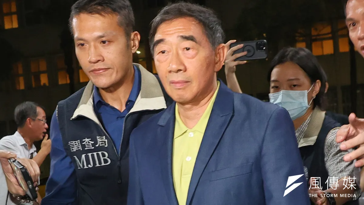 張榮發長子張國華(右)因涉嫌內線交易案移送至北檢複訊,後以1.2億元交保。(顏麟宇攝)