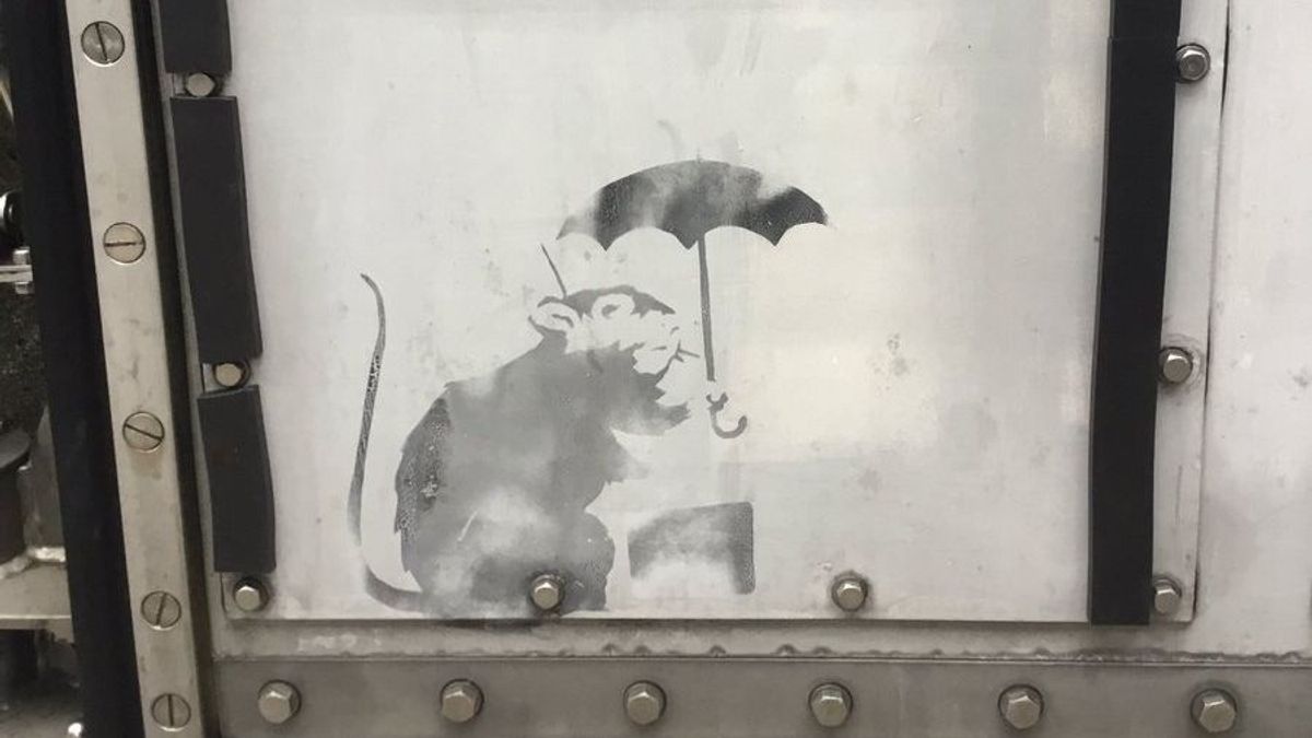 東京都一處防潮門有人塗鴉畫了小老鼠撐傘圖,被傳可能是英國知名塗鴉藝術家班克西的作品。(小池百合子推特) 東京都一處防潮門有人塗鴉畫了小老鼠撐傘圖,被傳可能是英國知名塗鴉藝術家班克西的作品。(小池百合子推特)