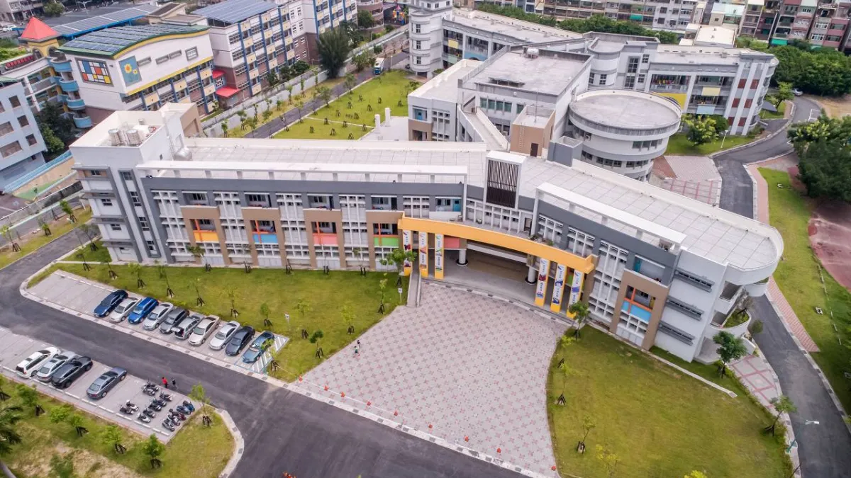 鼎金國中新建工程及校舍改建兩案獲建築園冶獎。(圖/高雄工務局提供)