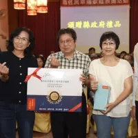 苗栗縣副縣長邱俐俐出席榮服處所舉辦「新住民生活適應輔導及幸福家庭表揚」。(圖/苗栗縣政府) 苗栗縣副縣長邱俐俐出席榮服處所舉辦「新住民生活適應輔導及幸福家庭表揚」。(圖/苗栗縣政府)