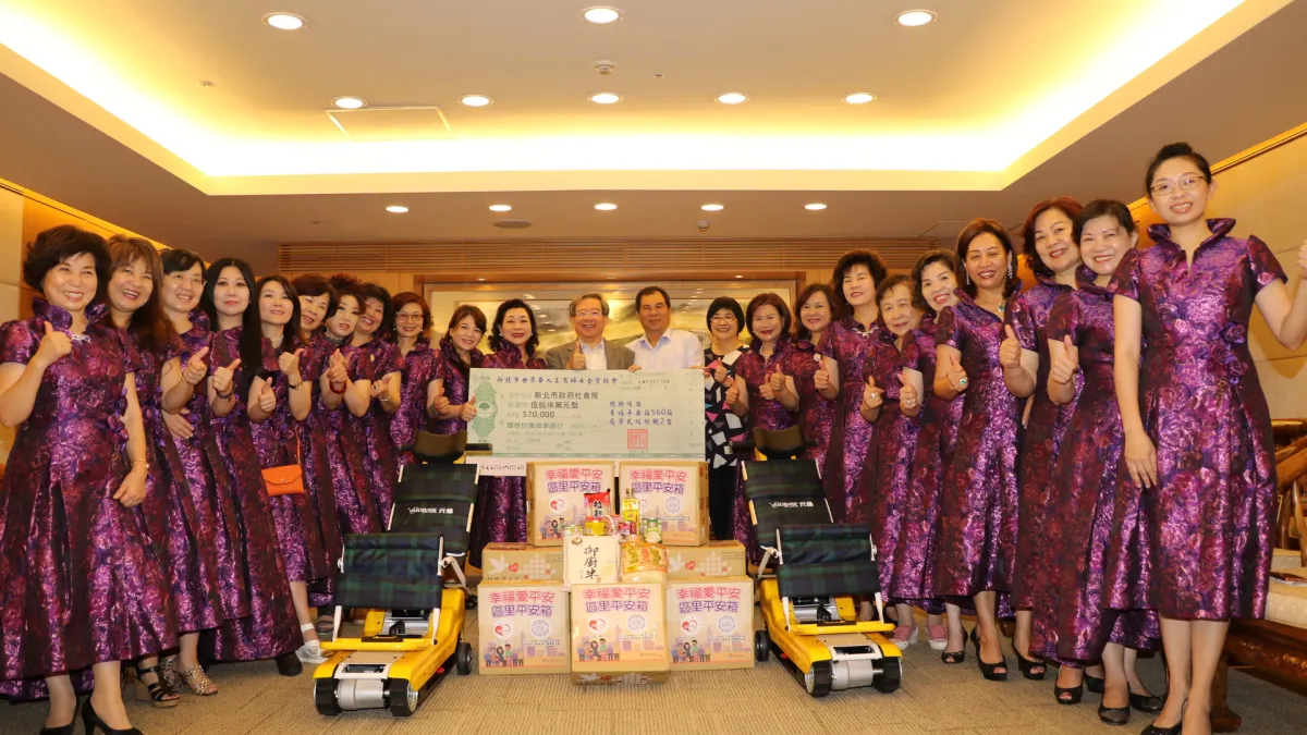 新北市世界華人工商婦女企管協會響應「新北市好日子愛心大平台」,今(5)日於市府捐贈2台爬梯機及區里平安箱560箱,市值57萬元,協會會長吳美鳳表示,姊妹們以身為新北市民為榮,響應市長侯友宜的號召,幫助身障和偏區弱勢的民眾。 (圖/新北市社會局提供)