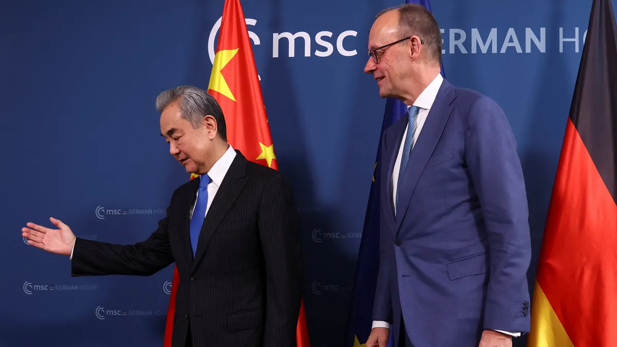 德國總理梅爾茨訪問中國。圖為梅爾茨在慕尼黑安全會議期間與中國外交部長王毅會面。(美聯社)