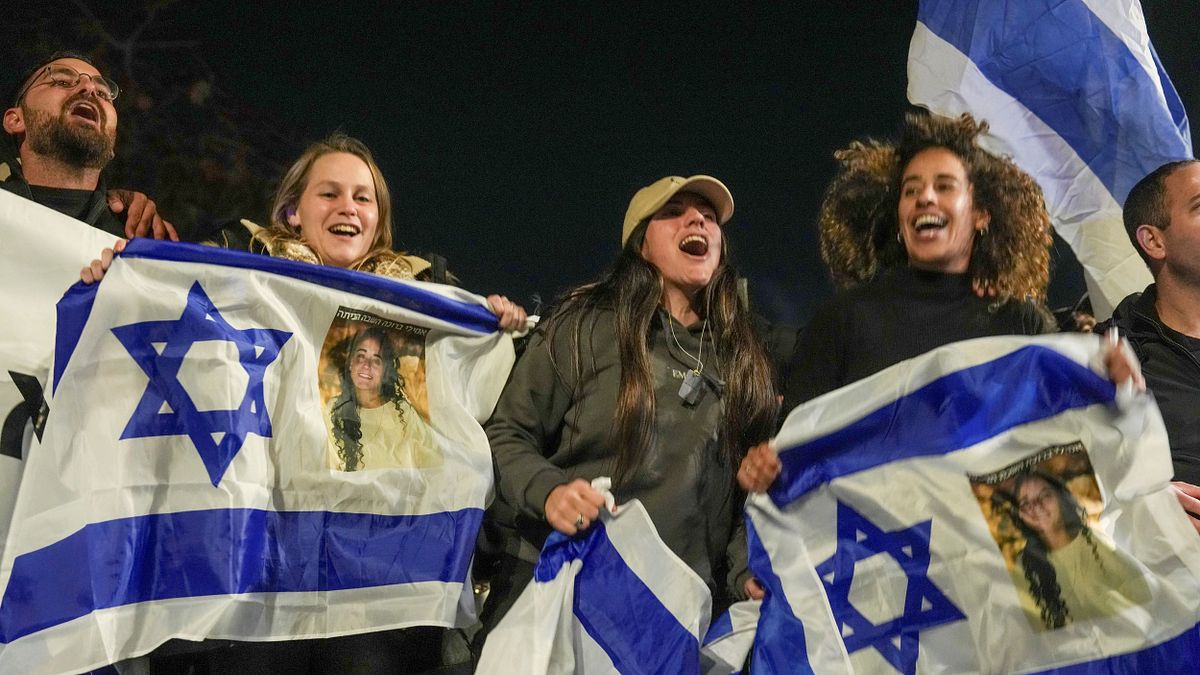 以巴停火協議下,首批獲得釋放的3名以色列女性人質。(美聯社) 以巴停火協議下,首批獲得釋放的3名以色列女性人質。(美聯社)