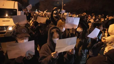 2022年11月,中國嚴酷清零政策草菅人命,北京市民以白紙示威抗議新疆烏魯木齊慘劇。(資料照,美聯社)