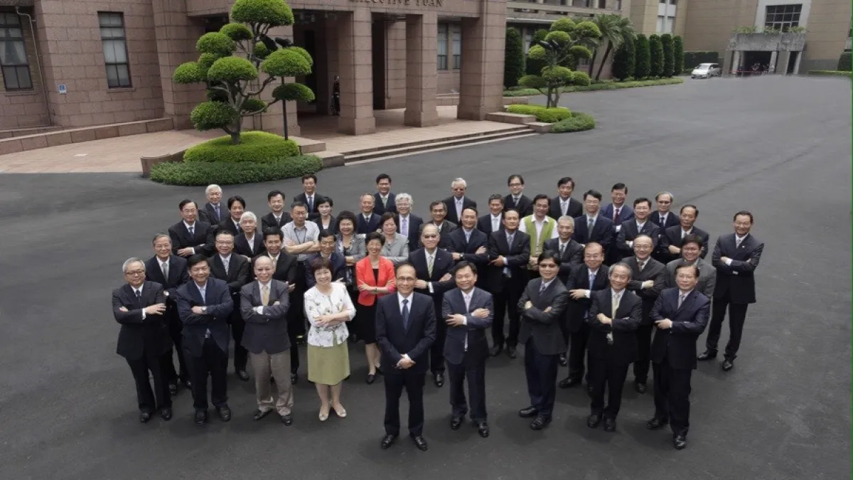 26日新內閣舉行行政院首度院會,會後大合照一改過往排排坐慣例,全員站立抱胸展現自信。(行政院提供)