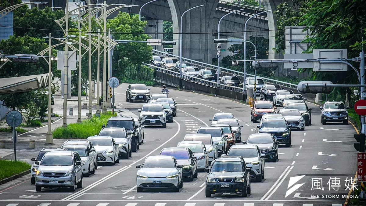 演習警報響起後,行駛中的車輛須立即依警察或民防人員指揮靠邊停放。(資料照/洪煜勛攝)