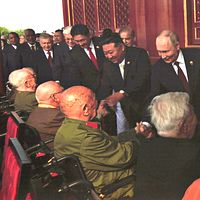 中国国営中央テレビの生中継によると、習近平国家主席が外国首脳らを率いて赤じゅうたんを歩き、天安門の観覧台に登る際、習主席は隊列の中央に位置し、両隣をプーチン大統領と金正恩総書記が固め、3人は談笑していた。(AP) 中国国営中央テレビの生中継によると、習近平国家主席が外国首脳らを率いて赤じゅうたんを歩き、天安門の観覧台に登る際、習主席は隊列の中央に位置し、両隣をプーチン大統領と金正恩総書記が固め、3人は談笑していた。(AP)