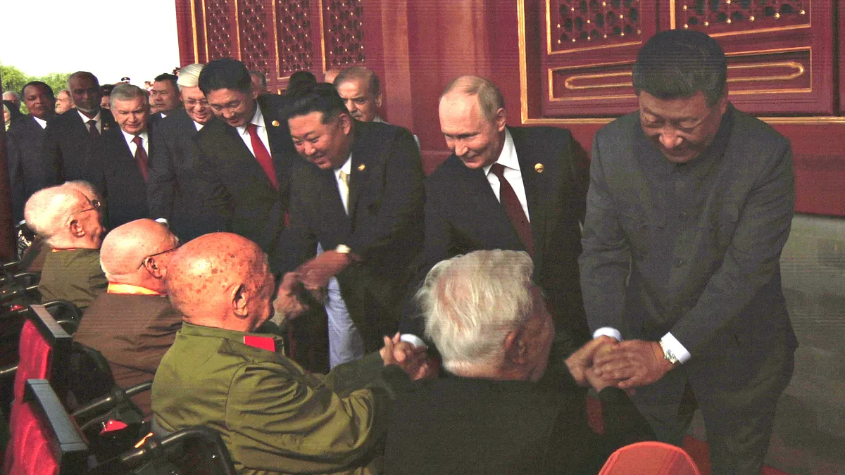 中国国営中央テレビの生中継によると、習近平国家主席が外国首脳らを率いて赤じゅうたんを歩き、天安門の観覧台に登る際、習主席は隊列の中央に位置し、両隣をプーチン大統領と金正恩総書記が固め、3人は談笑していた。(AP) 中国国営中央テレビの生中継によると、習近平国家主席が外国首脳らを率いて赤じゅうたんを歩き、天安門の観覧台に登る際、習主席は隊列の中央に位置し、両隣をプーチン大統領と金正恩総書記が固め、3人は談笑していた。(AP)