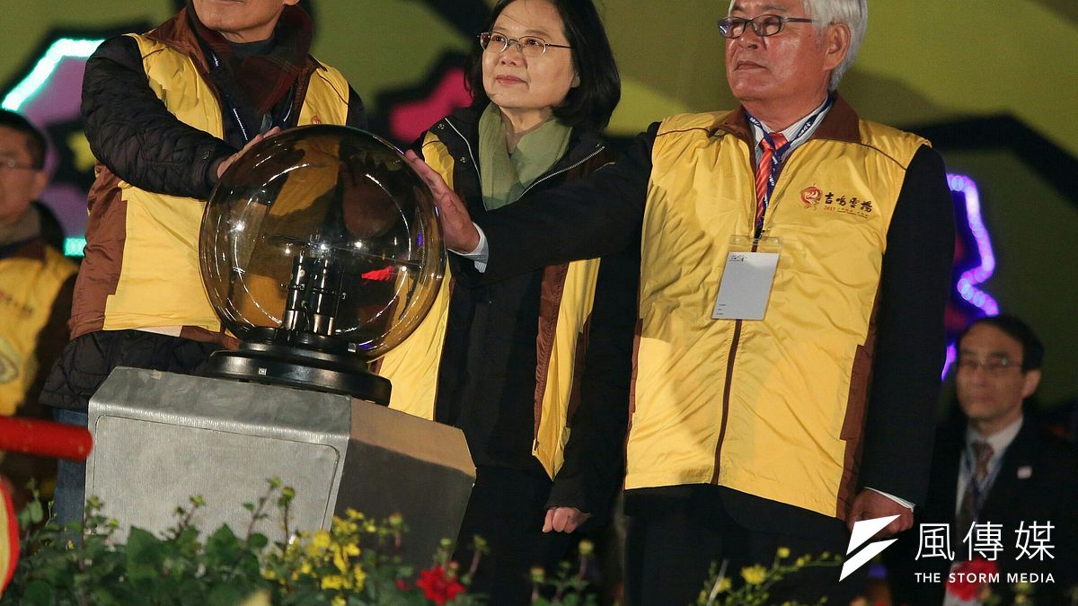 外傳蔡英文11日晚間出席台灣燈會點燈啟用儀式時,有空拍機闖入警戒區遭擊落,但總統府則回應未收到相關消息,應是誤傳。圖為蔡英文、林全、雲林縣長李進勇出席點燈儀式。(總統府) 外傳蔡英文11日晚間出席台灣燈會點燈啟用儀式時,有空拍機闖入警戒區遭擊落,但總統府則回應未收到相關消息,應是誤傳。圖為蔡英文、林全、雲林縣長李進勇出席點燈儀式。(總統府)