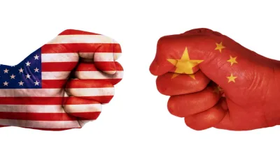 手繪中美兩國國旗與拳頭。