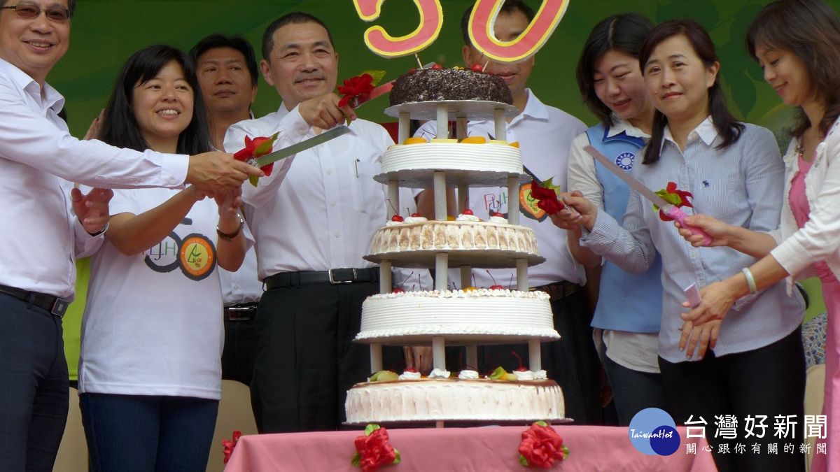 坪林國中50週年校慶 切五層蛋糕祝賀 坪林國中50週年校慶 切五層蛋糕祝賀