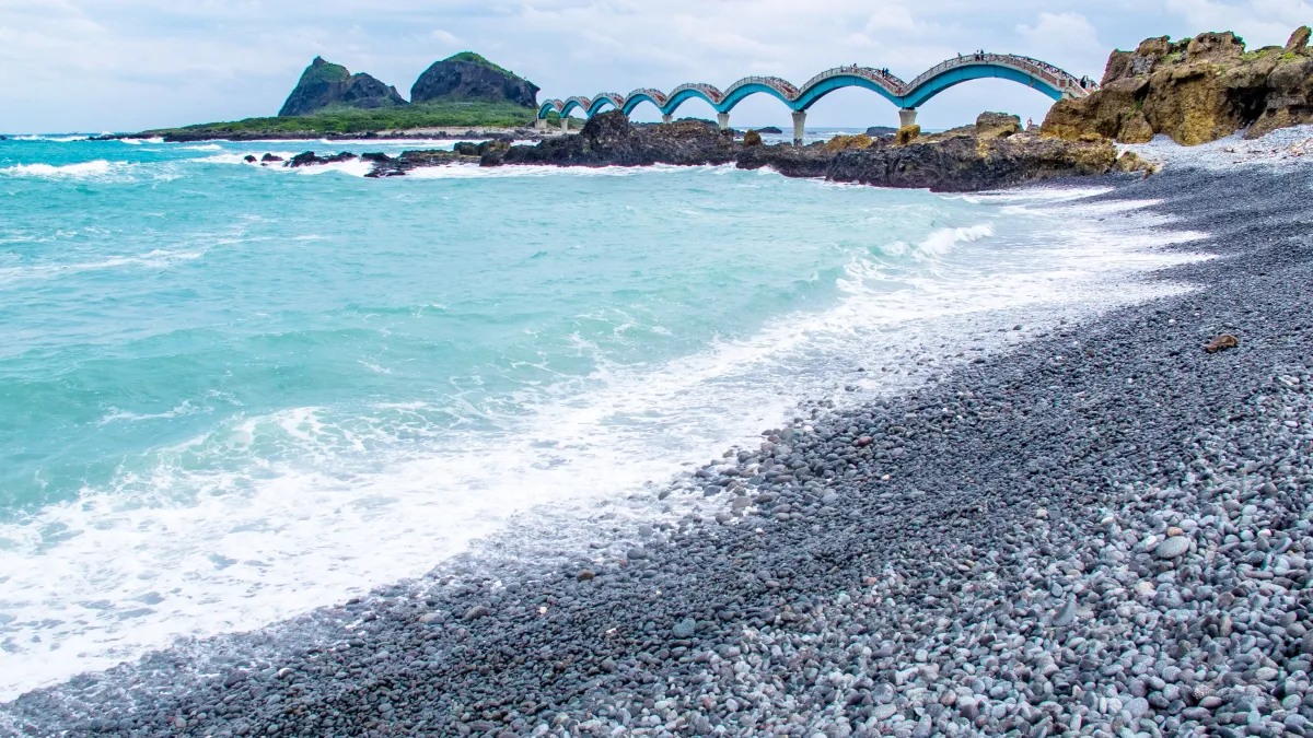 台東的海水碧藍、晴朗時天空清澈。此外,還有許多著名景點,是與家人朋友出遊的好去處。(圖/Jiashiang@flickr)