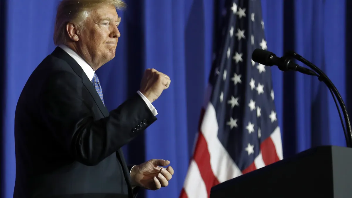 美國總統川普(Donald Trump)9月27日公布稅改方案,金融市場對前景普遍樂觀。作者指出,稅改方案短期內雖有助刺激經濟,但長期來看,稅收減少加上基礎建設需求擴大,聯邦政府的財政赤字及債務恐逐步升高。(AP)