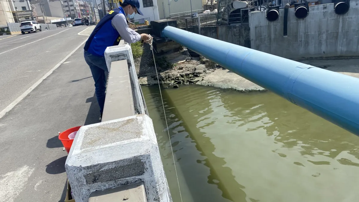 高市環保局派員於後勁溪河川採樣。(圖/高市環保局提供)