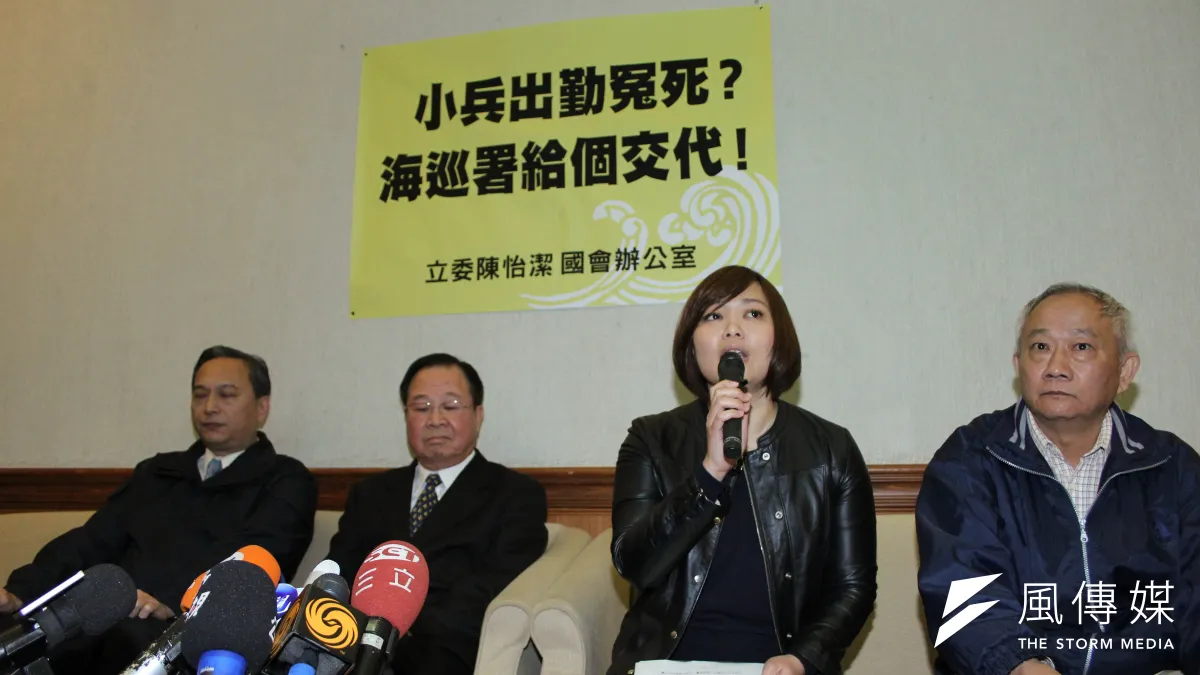 二兵牛俊皓未持有手排車駕照,卻被海巡署派去開手排小貨車值勤,不幸被大浪捲走罹難。牛俊皓家屬2日召開記者會,質疑海巡署處置不當。(葉信菉攝)