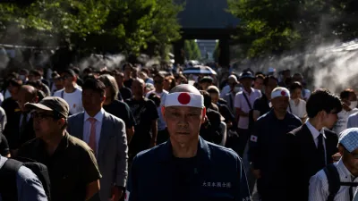 終戰80週年紀念日當天,東京靖國神社再次出現右翼團體參拜。(資料照,美聯社)