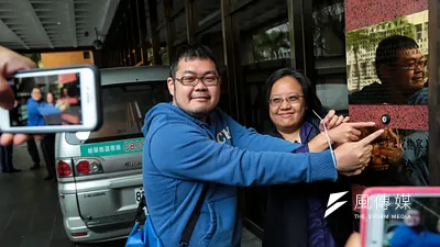 四叉貓和趙曉音束在一起,作勢按下台北地檢署申告鈴。(顏麟宇攝)