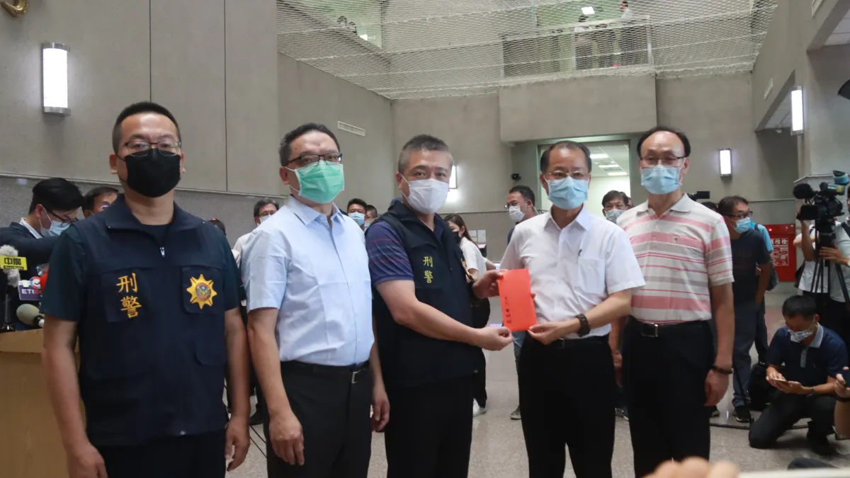 針對南投縣警方快速偵破重大槍擊殺人案,警政署長黃明昭頒發慰問金二十萬元南投縣長林明溱頒發十萬元。(圖/南投縣警察局)