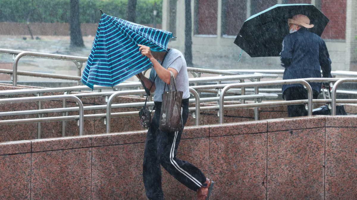 受低壓帶與強西南風影響,全台雨勢猛烈,中央氣象署最新雨量預報顯示,台中市、南投縣、高雄市、屏東縣、台東縣、花蓮縣山區或平地雨量已達停班課標準。(圖/中央社)
