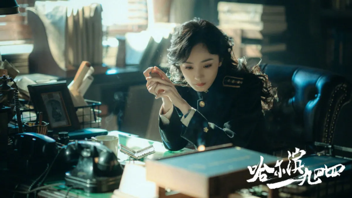 中國大陸女星楊冪剛拍完《哈爾濱一九四四》電影,就在權威期刊發表論文,工作行程滿檔被質疑找槍手。(楊冪工作室微博)