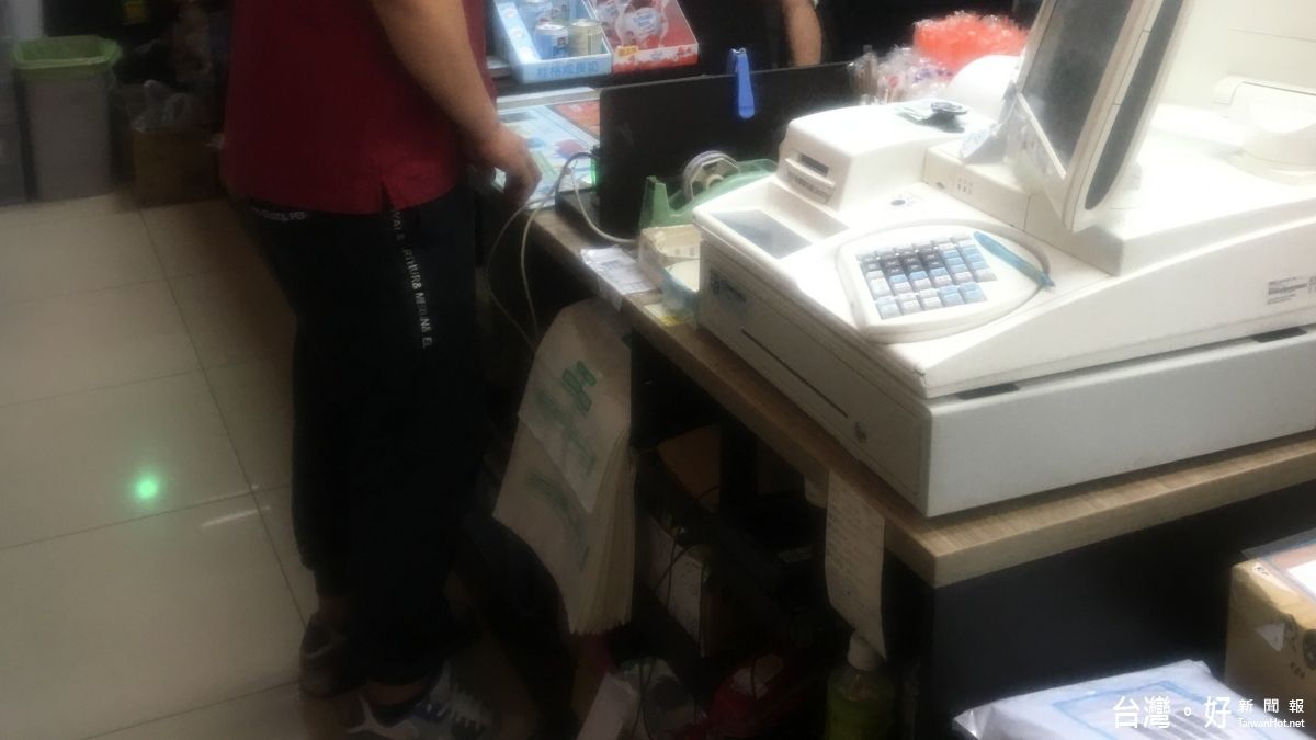 宣導反詐騙 派出所長親上陣送傳單 宣導反詐騙 派出所長親上陣送傳單