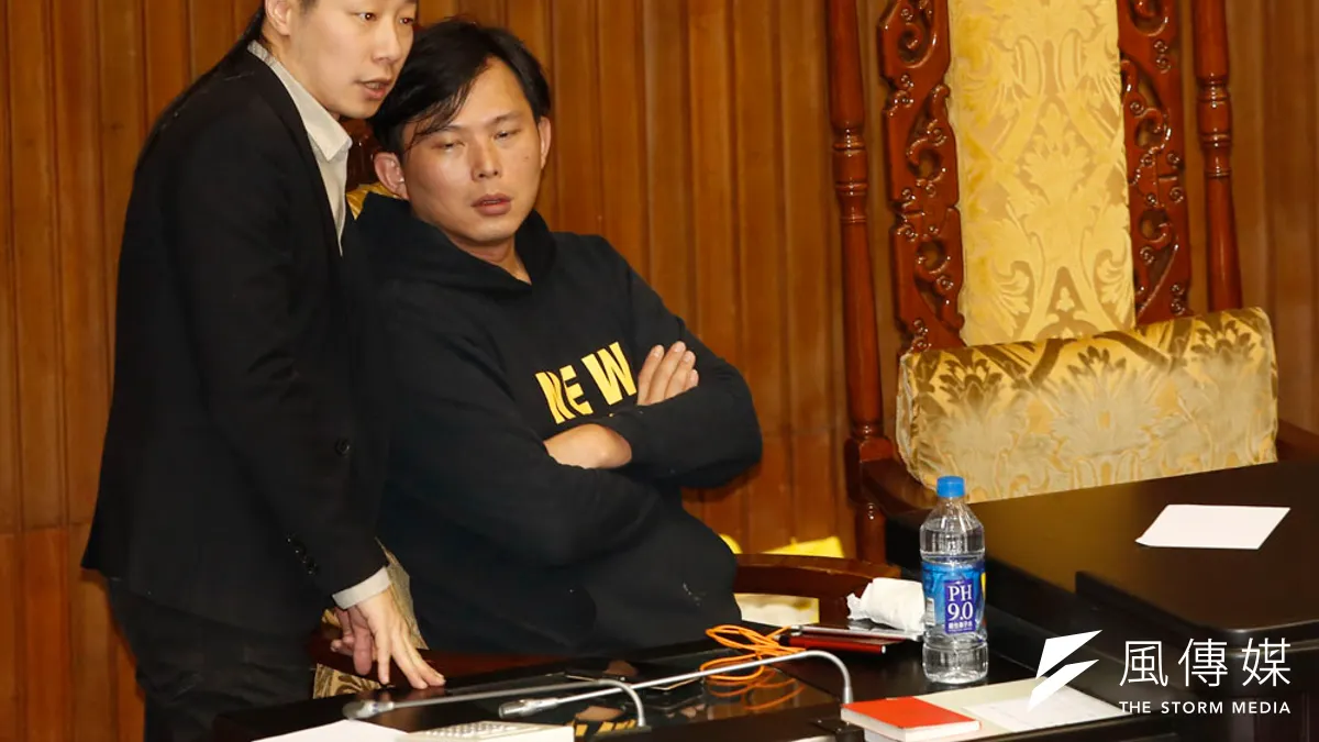 作者指出,雖然目前立委林昶佐(左)的主要對手是林郁方,然而事實上,這場選舉,更存有另一場無形的競賽。也就是林昶佐退黨之後和黃國昌(右)的延長賽。(資料照,郭晉瑋攝)