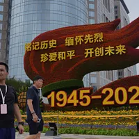 中国共産党が抗日戦争勝利80周年の軍事パレードを開催する中、北京の街頭には関連の標語が掲げられた。(写真/AP通信) 中国共産党が抗日戦争勝利80周年の軍事パレードを開催する中、北京の街頭には関連の標語が掲げられた。(写真/AP通信)