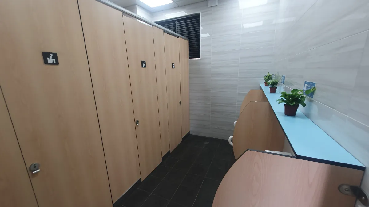 溪洲活動中心健檢後採用拋光石英磚避免黴菌滋生及優化廁間亮度,提供民眾如廁時有乾淨舒適的環境。(圖/新北市環保局提供)