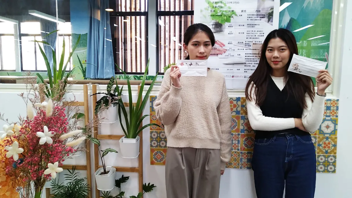 到三重五常分館植樹節借書即有機會獲得植物口罩材料包,可以自己製作獨一無二的花草口罩。(圖/新北市立圖書館提供)