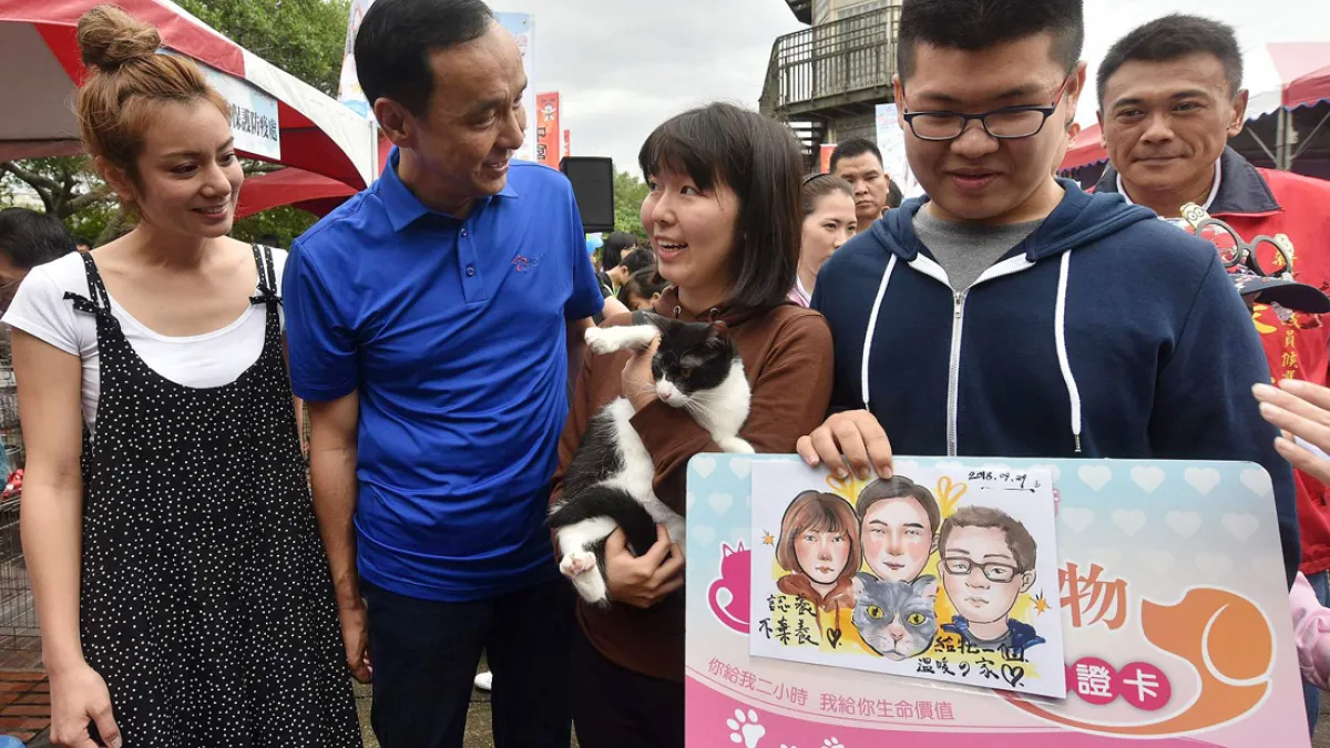 活動代言人莎莎(左一)與朱立倫(左二)與民眾合影。(圖/新北市政府動保處提供)