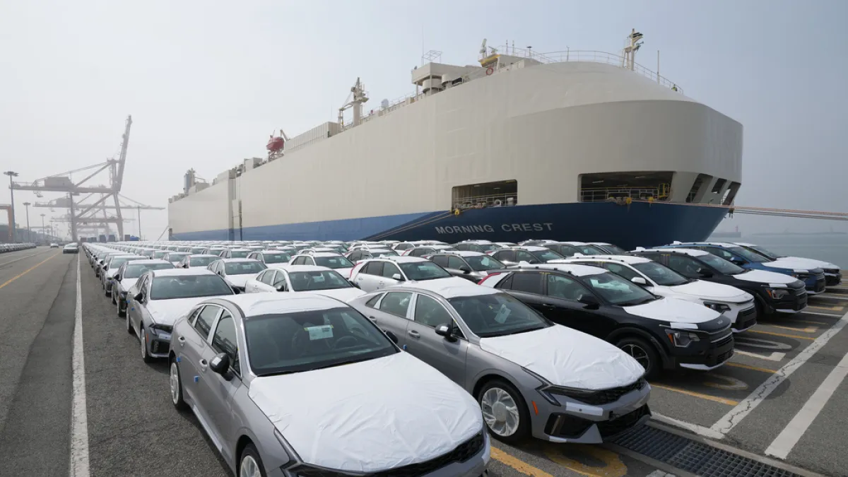 南韓平澤港區大量汽車等待裝船出口。(美聯社)